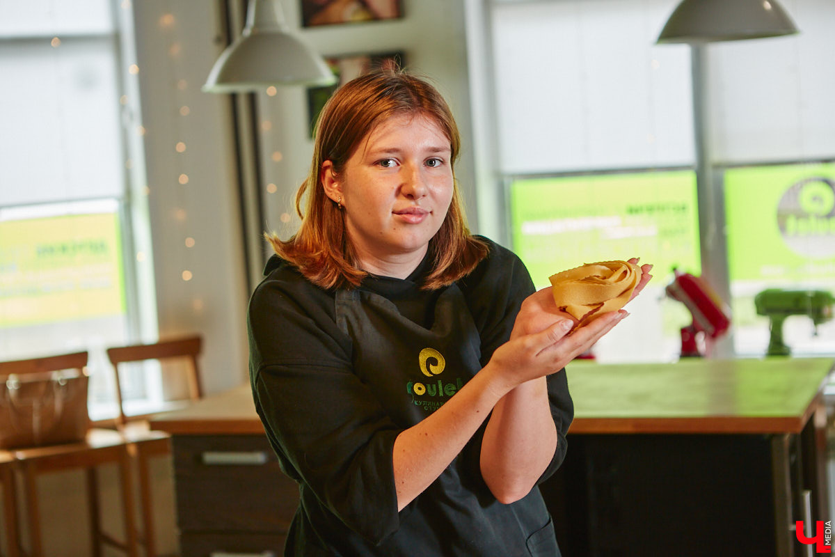 Павел Кузнецов — отец четверых детей, продвигающий в нашем городе чемоданы-самокаты с аккумулятором и голубые яйца от гламурных курочек, вдохновляется на домашней кухне смелыми кулинарными экспериментами. И сегодня мы вместе с вами станем свидетелями одного из них.