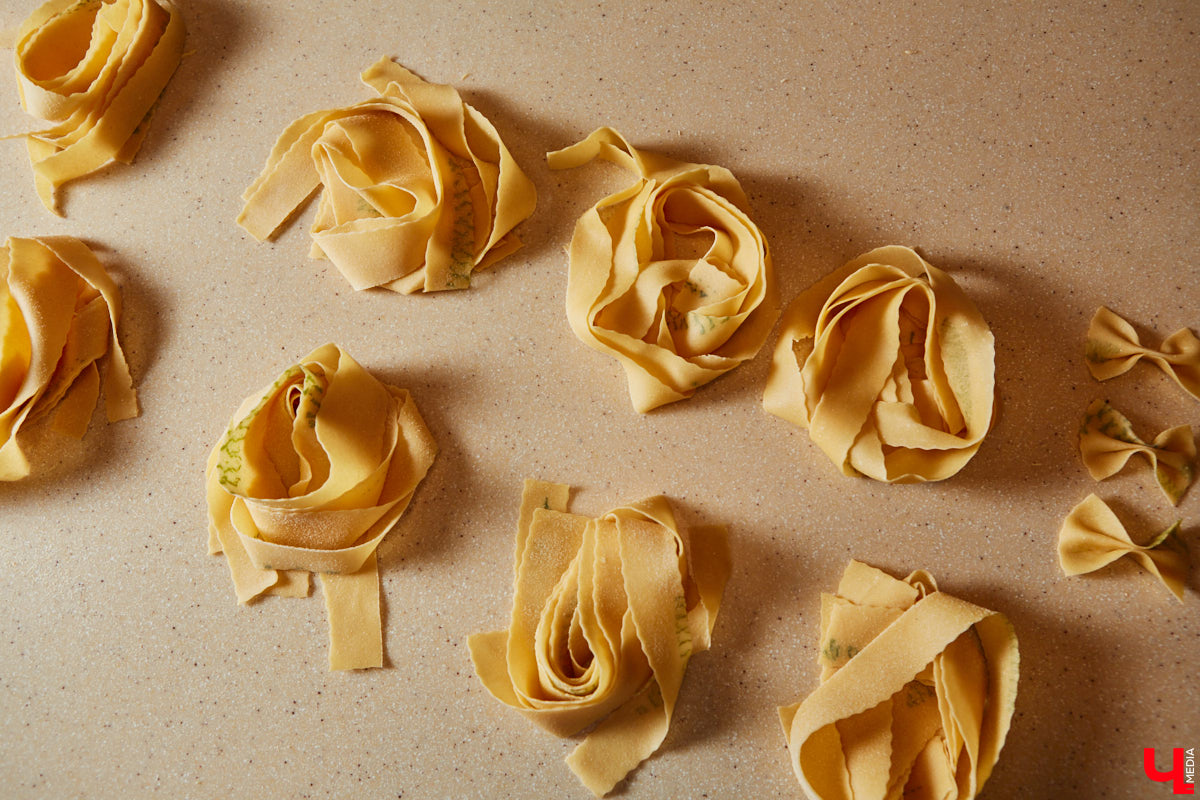 Павел Кузнецов — отец четверых детей, продвигающий в нашем городе чемоданы-самокаты с аккумулятором и голубые яйца от гламурных курочек, вдохновляется на домашней кухне смелыми кулинарными экспериментами. И сегодня мы вместе с вами станем свидетелями одного из них.