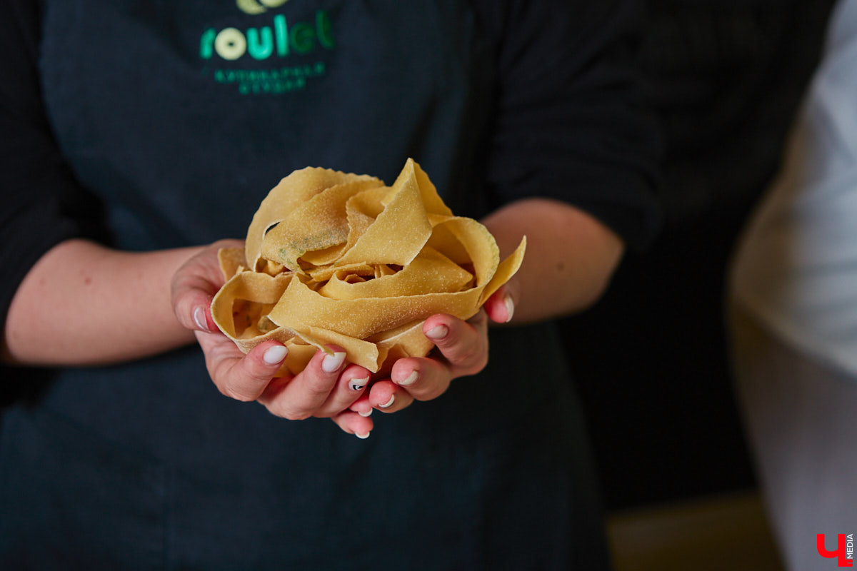 Павел Кузнецов — отец четверых детей, продвигающий в нашем городе чемоданы-самокаты с аккумулятором и голубые яйца от гламурных курочек, вдохновляется на домашней кухне смелыми кулинарными экспериментами. И сегодня мы вместе с вами станем свидетелями одного из них.