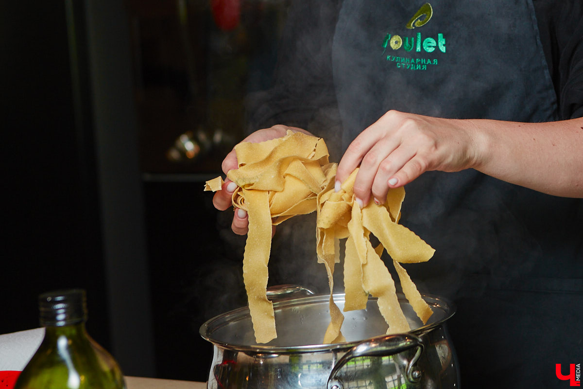 Павел Кузнецов — отец четверых детей, продвигающий в нашем городе чемоданы-самокаты с аккумулятором и голубые яйца от гламурных курочек, вдохновляется на домашней кухне смелыми кулинарными экспериментами. И сегодня мы вместе с вами станем свидетелями одного из них.