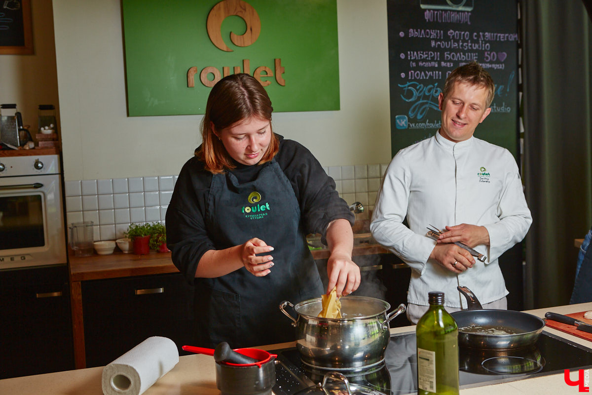 Павел Кузнецов — отец четверых детей, продвигающий в нашем городе чемоданы-самокаты с аккумулятором и голубые яйца от гламурных курочек, вдохновляется на домашней кухне смелыми кулинарными экспериментами. И сегодня мы вместе с вами станем свидетелями одного из них.