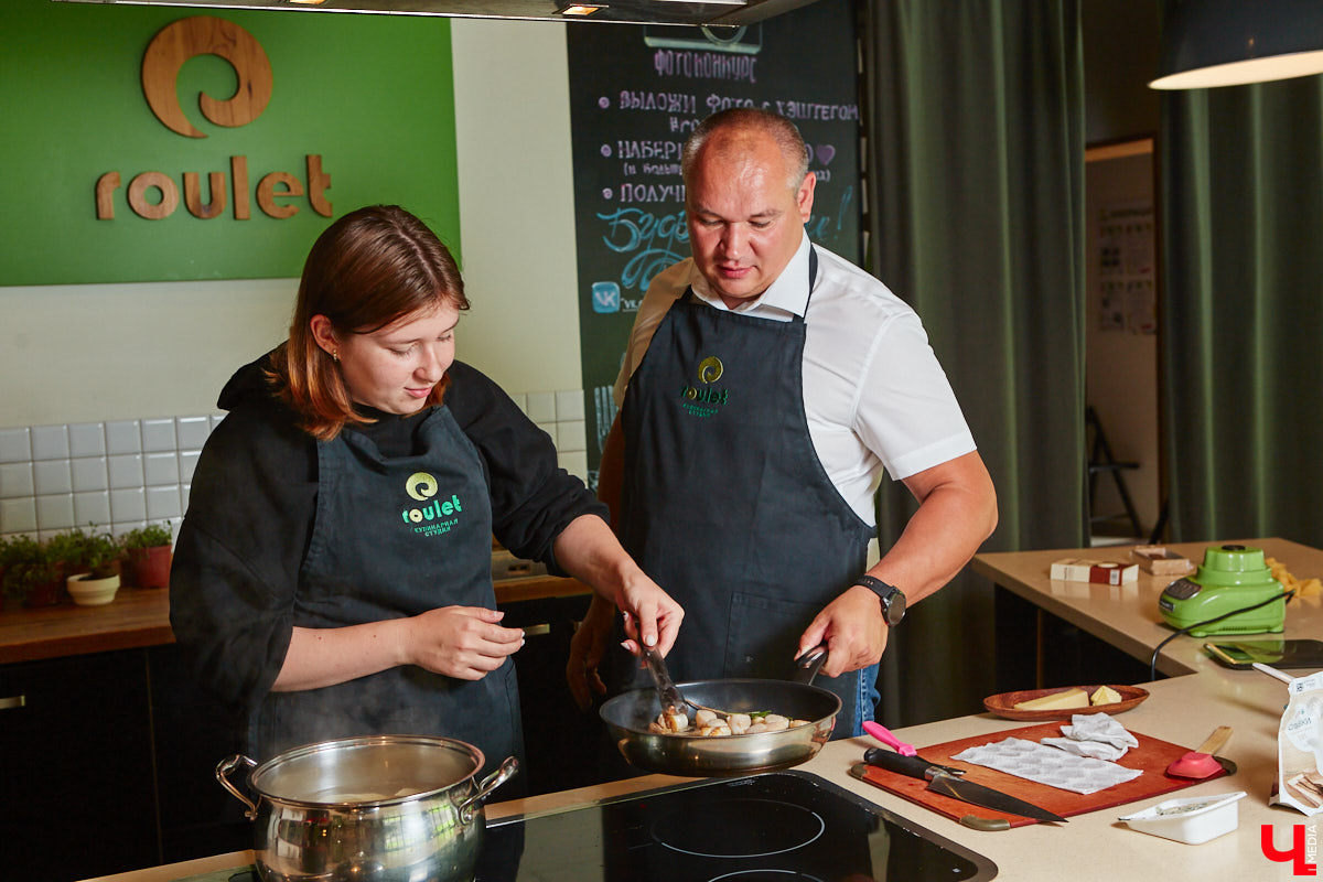 Павел Кузнецов — отец четверых детей, продвигающий в нашем городе чемоданы-самокаты с аккумулятором и голубые яйца от гламурных курочек, вдохновляется на домашней кухне смелыми кулинарными экспериментами. И сегодня мы вместе с вами станем свидетелями одного из них.