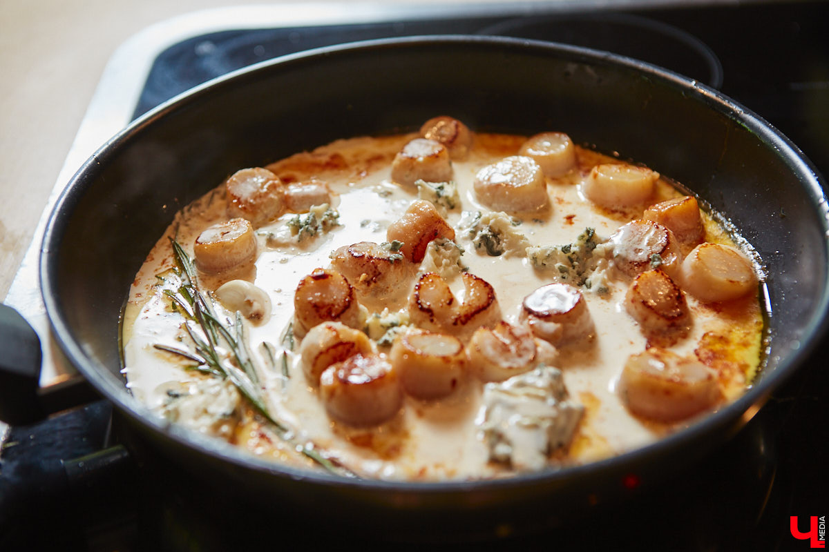 Павел Кузнецов — отец четверых детей, продвигающий в нашем городе чемоданы-самокаты с аккумулятором и голубые яйца от гламурных курочек, вдохновляется на домашней кухне смелыми кулинарными экспериментами. И сегодня мы вместе с вами станем свидетелями одного из них.