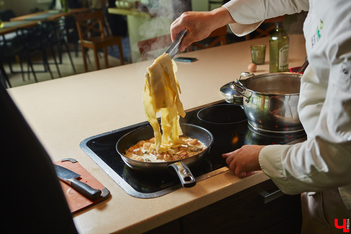 Павел Кузнецов — отец четверых детей, продвигающий в нашем городе чемоданы-самокаты с аккумулятором и голубые яйца от гламурных курочек, вдохновляется на домашней кухне смелыми кулинарными экспериментами. И сегодня мы вместе с вами станем свидетелями одного из них.