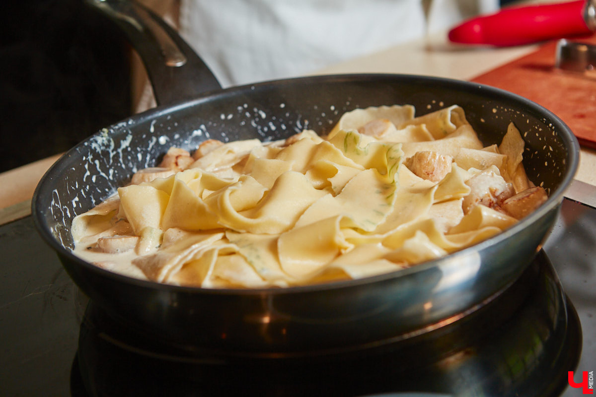 Павел Кузнецов — отец четверых детей, продвигающий в нашем городе чемоданы-самокаты с аккумулятором и голубые яйца от гламурных курочек, вдохновляется на домашней кухне смелыми кулинарными экспериментами. И сегодня мы вместе с вами станем свидетелями одного из них.