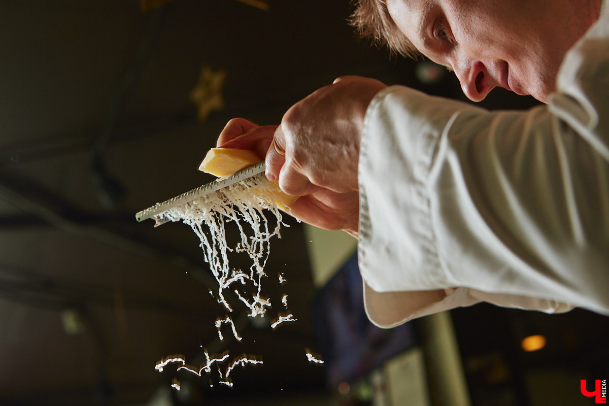 Павел Кузнецов — отец четверых детей, продвигающий в нашем городе чемоданы-самокаты с аккумулятором и голубые яйца от гламурных курочек, вдохновляется на домашней кухне смелыми кулинарными экспериментами. И сегодня мы вместе с вами станем свидетелями одного из них.