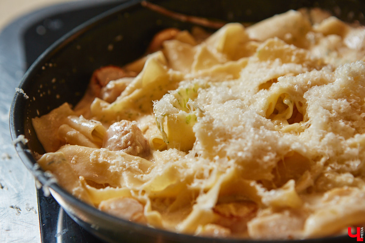 Павел Кузнецов — отец четверых детей, продвигающий в нашем городе чемоданы-самокаты с аккумулятором и голубые яйца от гламурных курочек, вдохновляется на домашней кухне смелыми кулинарными экспериментами. И сегодня мы вместе с вами станем свидетелями одного из них.