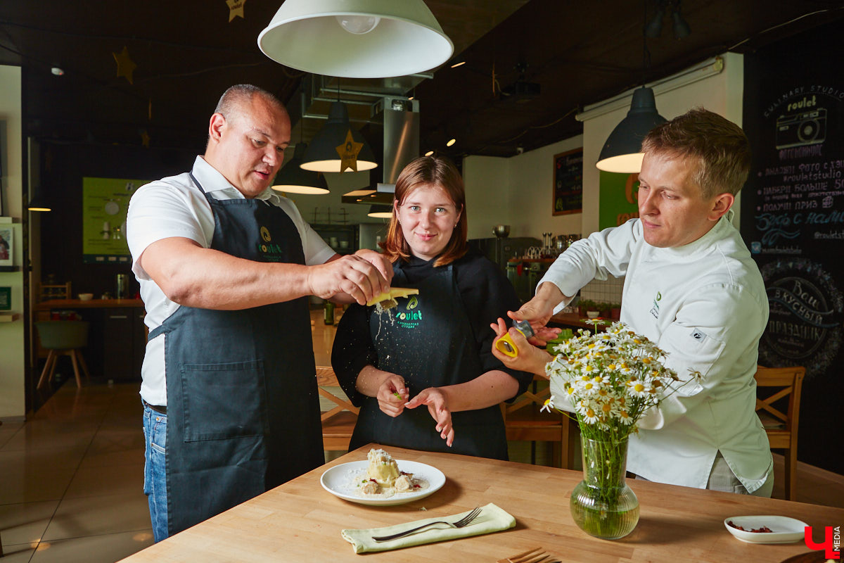 Павел Кузнецов — отец четверых детей, продвигающий в нашем городе чемоданы-самокаты с аккумулятором и голубые яйца от гламурных курочек, вдохновляется на домашней кухне смелыми кулинарными экспериментами. И сегодня мы вместе с вами станем свидетелями одного из них.