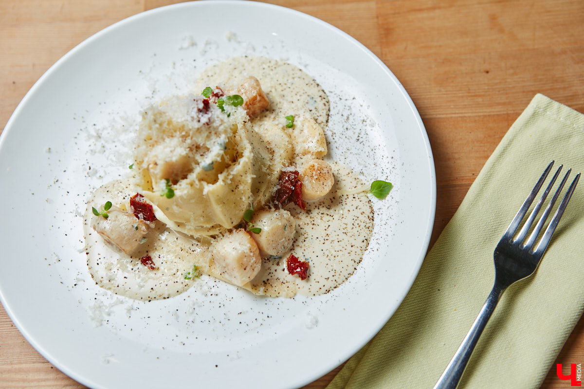 Павел Кузнецов — отец четверых детей, продвигающий в нашем городе чемоданы-самокаты с аккумулятором и голубые яйца от гламурных курочек, вдохновляется на домашней кухне смелыми кулинарными экспериментами. И сегодня мы вместе с вами станем свидетелями одного из них.