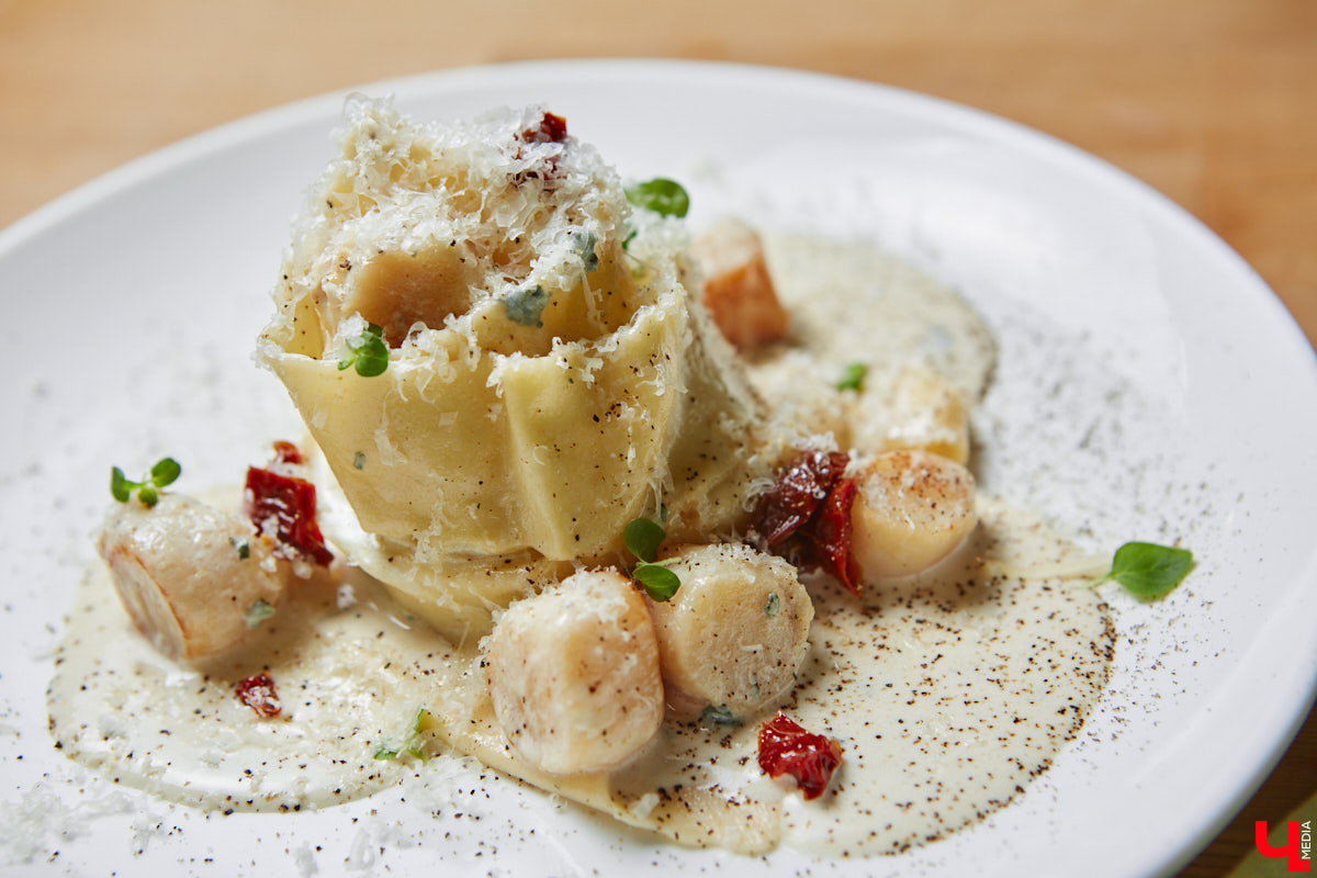 Павел Кузнецов — отец четверых детей, продвигающий в нашем городе чемоданы-самокаты с аккумулятором и голубые яйца от гламурных курочек, вдохновляется на домашней кухне смелыми кулинарными экспериментами. И сегодня мы вместе с вами станем свидетелями одного из них.