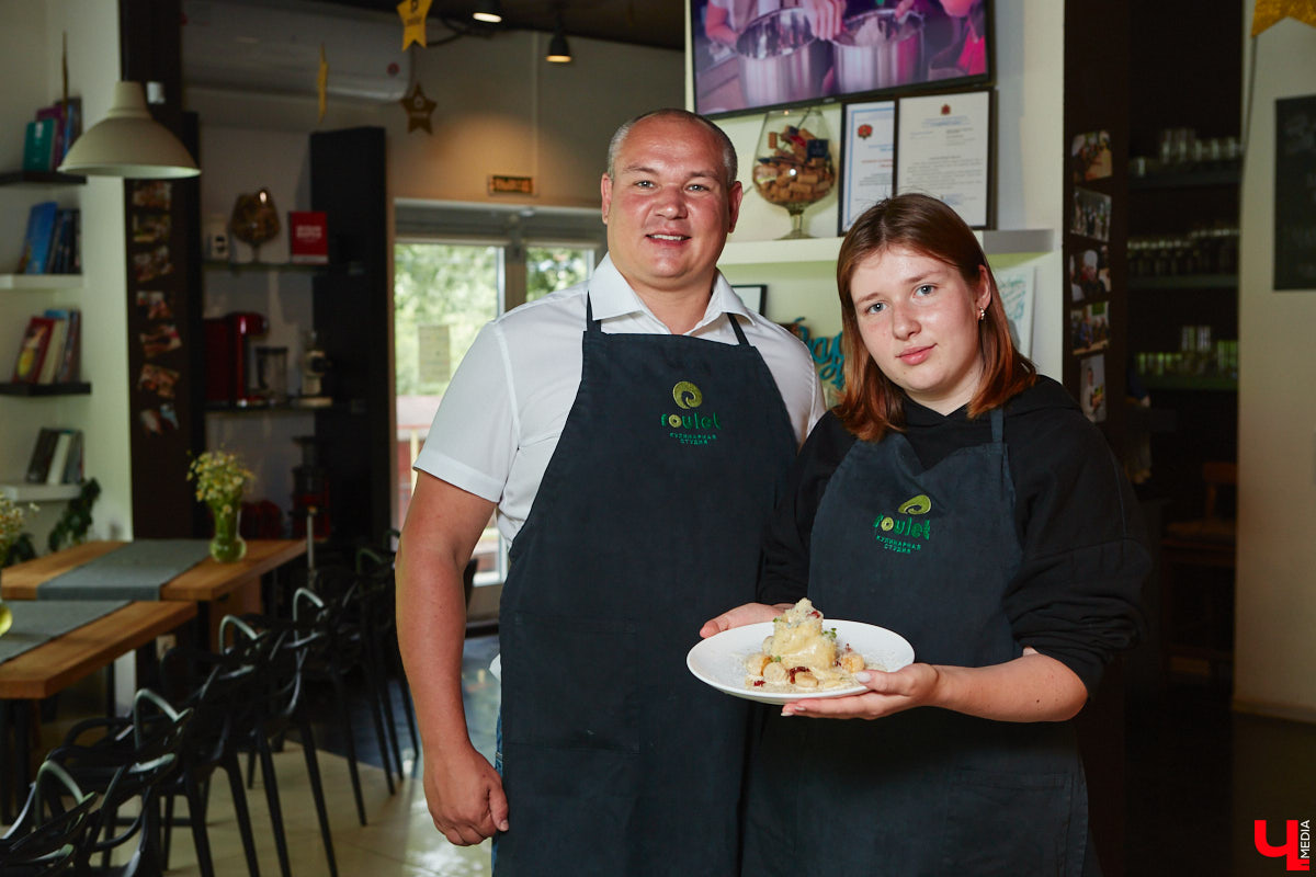 Павел Кузнецов — отец четверых детей, продвигающий в нашем городе чемоданы-самокаты с аккумулятором и голубые яйца от гламурных курочек, вдохновляется на домашней кухне смелыми кулинарными экспериментами. И сегодня мы вместе с вами станем свидетелями одного из них.
