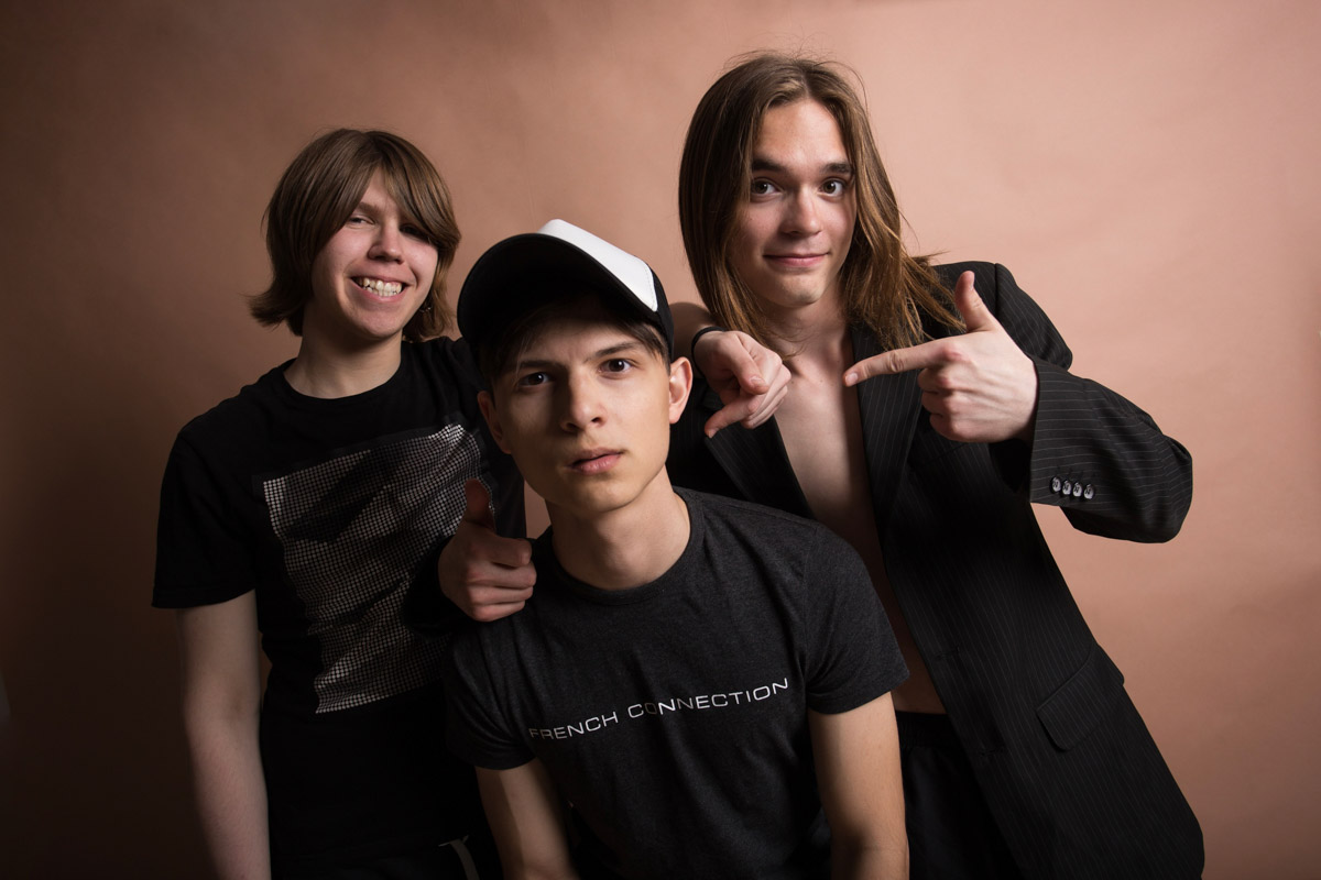 Самому младшему в этой троице всего 17 лет, самому старшему — 19, но их первый сингл взялся раскручивать серьезный российский лейбл Polygon Records. Песня сходу набрала более 1000 прослушиваний на всех платформах и в первые же сутки оказалась в топе плейлистов «Местное инди» и «Жаркое инди» в Яндекс. Музыке! Встречайте молодой вокально-инструментальный стриптиз-ансамбль фанк-рокеров из Владимира Delivery Boys.