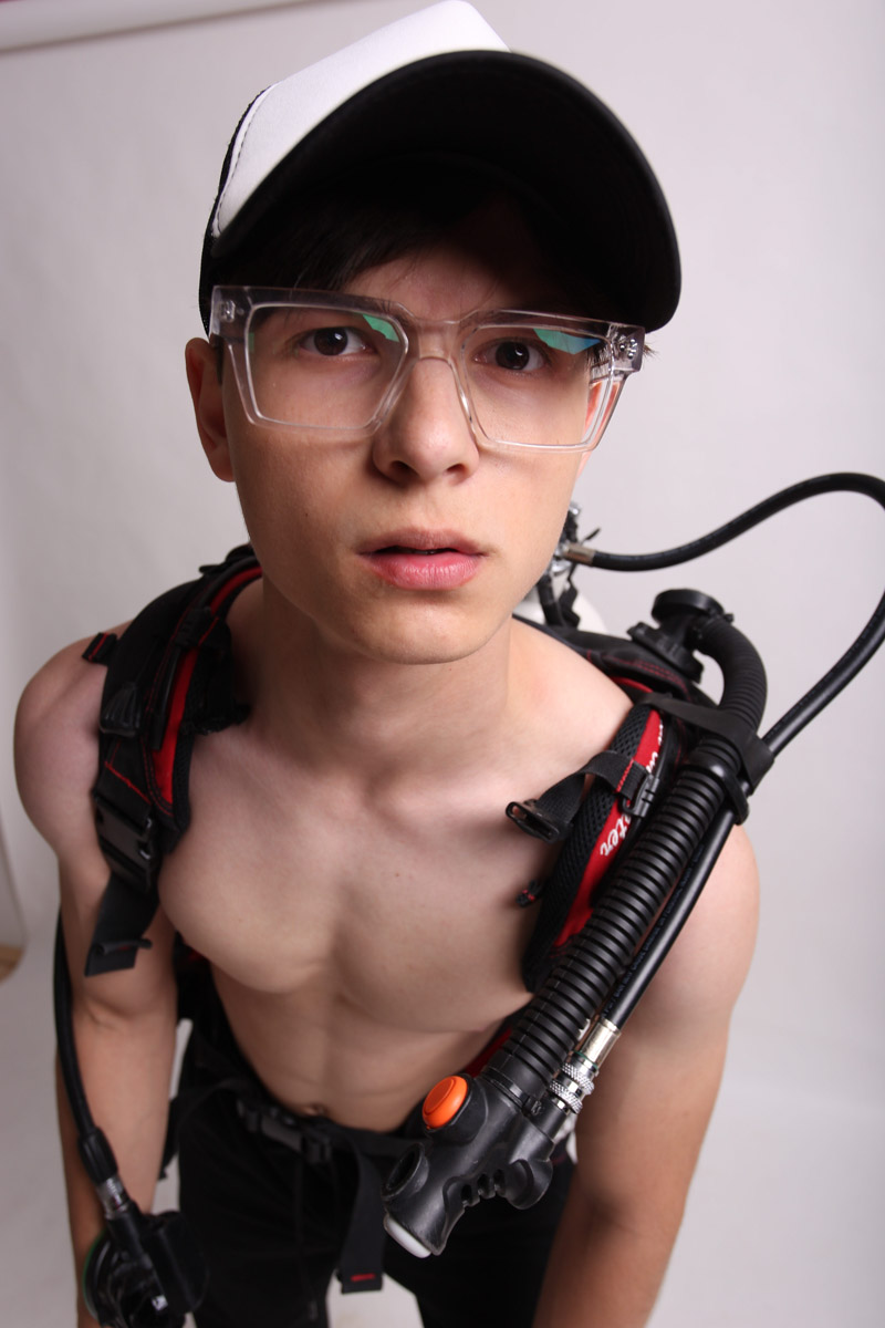 Самому младшему в этой троице всего 17 лет, самому старшему — 19, но их первый сингл взялся раскручивать серьезный российский лейбл Polygon Records. Песня сходу набрала более 1000 прослушиваний на всех платформах и в первые же сутки оказалась в топе плейлистов «Местное инди» и «Жаркое инди» в Яндекс. Музыке! Встречайте молодой вокально-инструментальный стриптиз-ансамбль фанк-рокеров из Владимира Delivery Boys.