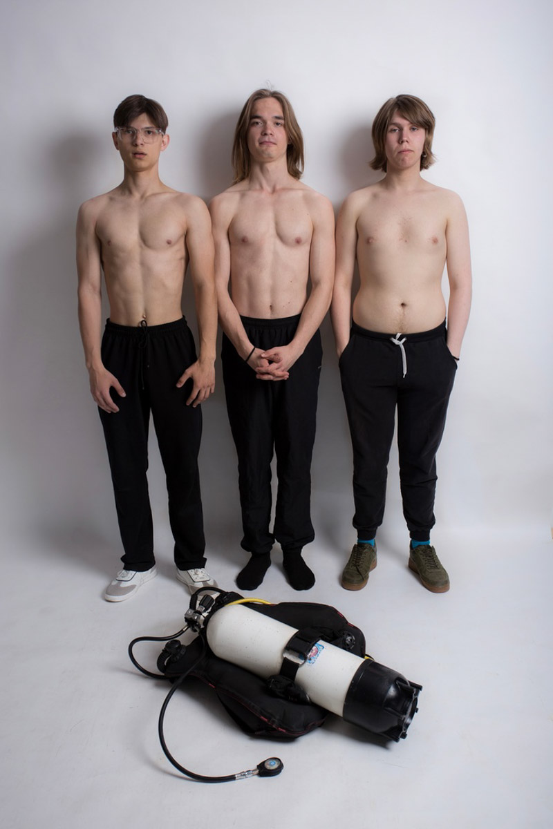 Самому младшему в этой троице всего 17 лет, самому старшему — 19, но их первый сингл взялся раскручивать серьезный российский лейбл Polygon Records. Песня сходу набрала более 1000 прослушиваний на всех платформах и в первые же сутки оказалась в топе плейлистов «Местное инди» и «Жаркое инди» в Яндекс. Музыке! Встречайте молодой вокально-инструментальный стриптиз-ансамбль фанк-рокеров из Владимира Delivery Boys.