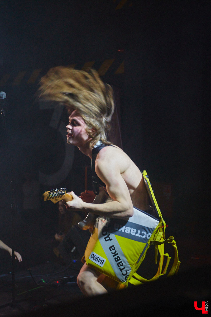 Самому младшему в этой троице всего 17 лет, самому старшему — 19, но их первый сингл взялся раскручивать серьезный российский лейбл Polygon Records. Песня сходу набрала более 1000 прослушиваний на всех платформах и в первые же сутки оказалась в топе плейлистов «Местное инди» и «Жаркое инди» в Яндекс. Музыке! Встречайте молодой вокально-инструментальный стриптиз-ансамбль фанк-рокеров из Владимира Delivery Boys.