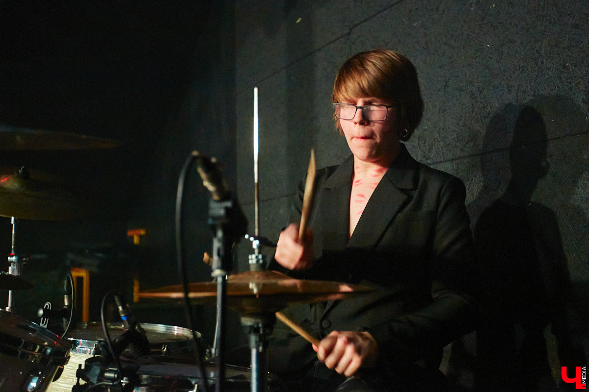 Самому младшему в этой троице всего 17 лет, самому старшему — 19, но их первый сингл взялся раскручивать серьезный российский лейбл Polygon Records. Песня сходу набрала более 1000 прослушиваний на всех платформах и в первые же сутки оказалась в топе плейлистов «Местное инди» и «Жаркое инди» в Яндекс. Музыке! Встречайте молодой вокально-инструментальный стриптиз-ансамбль фанк-рокеров из Владимира Delivery Boys.