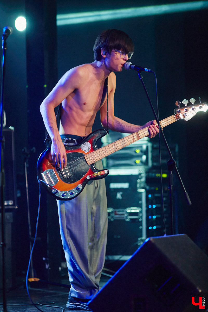 Самому младшему в этой троице всего 17 лет, самому старшему — 19, но их первый сингл взялся раскручивать серьезный российский лейбл Polygon Records. Песня сходу набрала более 1000 прослушиваний на всех платформах и в первые же сутки оказалась в топе плейлистов «Местное инди» и «Жаркое инди» в Яндекс. Музыке! Встречайте молодой вокально-инструментальный стриптиз-ансамбль фанк-рокеров из Владимира Delivery Boys.