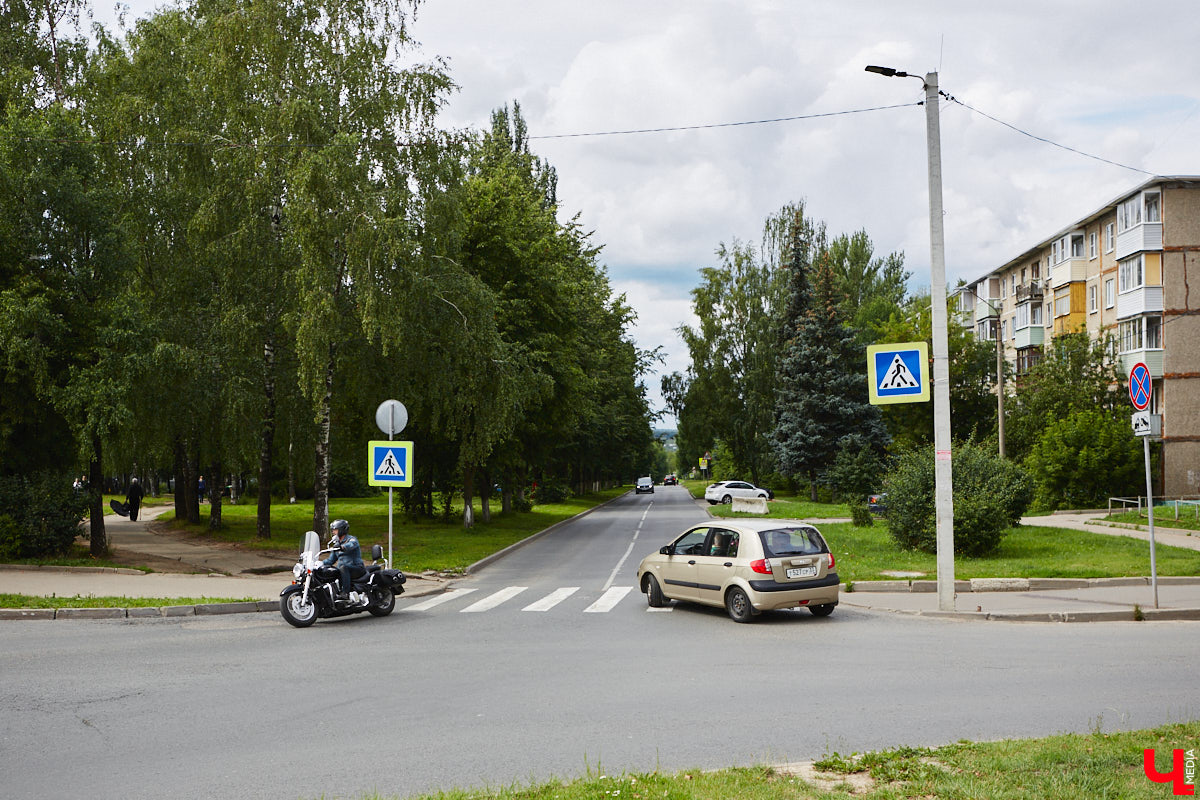 Бульвар Художника Иванова таит в себе много загадок. Это не просто широкая аллея, а большая территория в Ленинском районе, расположенная от «Пекинки» до площади Адмирала Лазарева. Тут бульвар и улица в одном лице. Причем улица без домов. Главное ее назначение — осуществление естественной вентиляции города.
