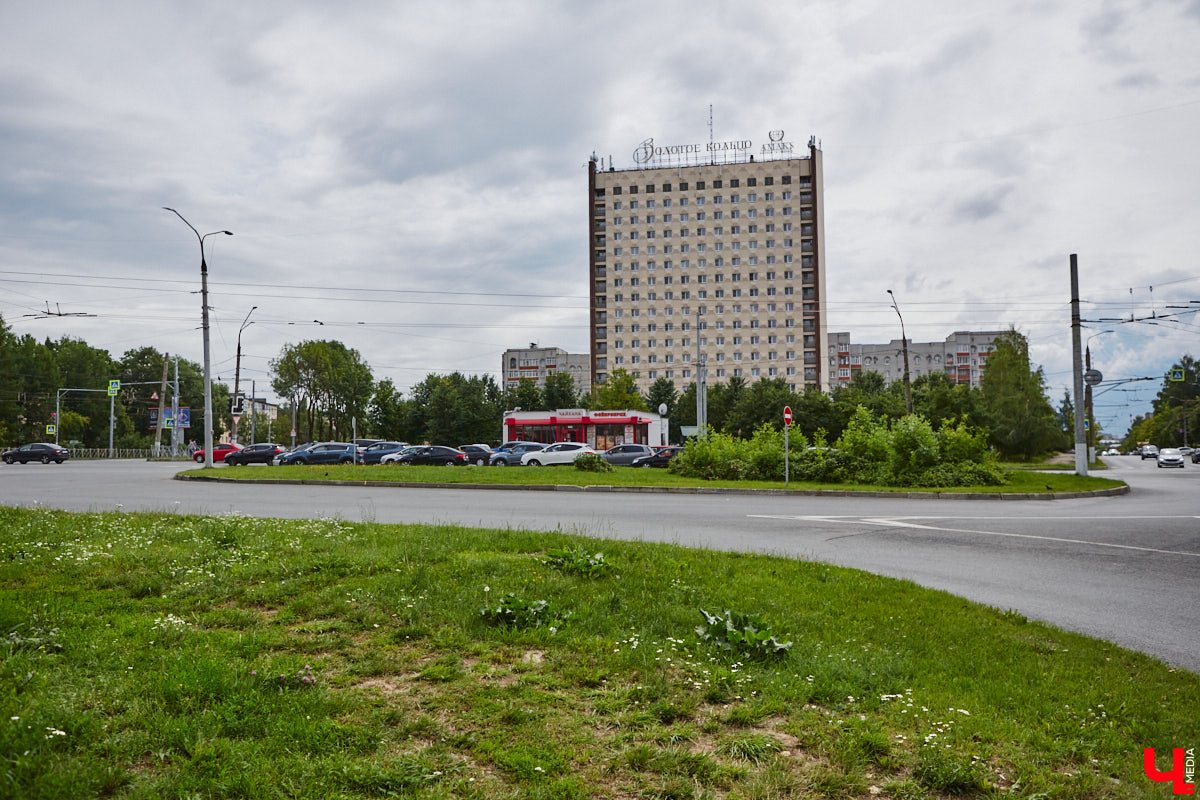 Бульвар Художника Иванова таит в себе много загадок. Это не просто широкая аллея, а большая территория в Ленинском районе, расположенная от «Пекинки» до площади Адмирала Лазарева. Тут бульвар и улица в одном лице. Причем улица без домов. Главное ее назначение — осуществление естественной вентиляции города.