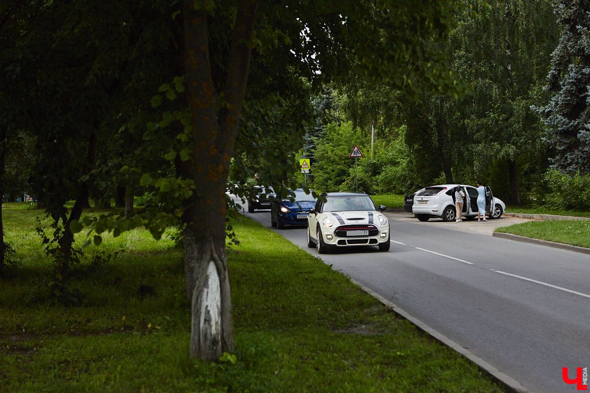 Бульвар Художника Иванова таит в себе много загадок. Это не просто широкая аллея, а большая территория в Ленинском районе, расположенная от «Пекинки» до площади Адмирала Лазарева. Тут бульвар и улица в одном лице. Причем улица без домов. Главное ее назначение — осуществление естественной вентиляции города.