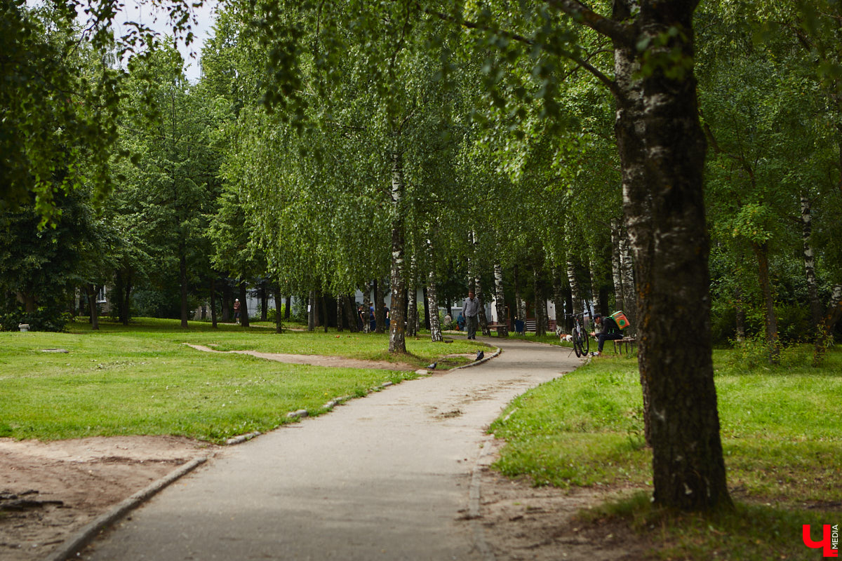 Бульвар Художника Иванова таит в себе много загадок. Это не просто широкая аллея, а большая территория в Ленинском районе, расположенная от «Пекинки» до площади Адмирала Лазарева. Тут бульвар и улица в одном лице. Причем улица без домов. Главное ее назначение — осуществление естественной вентиляции города.