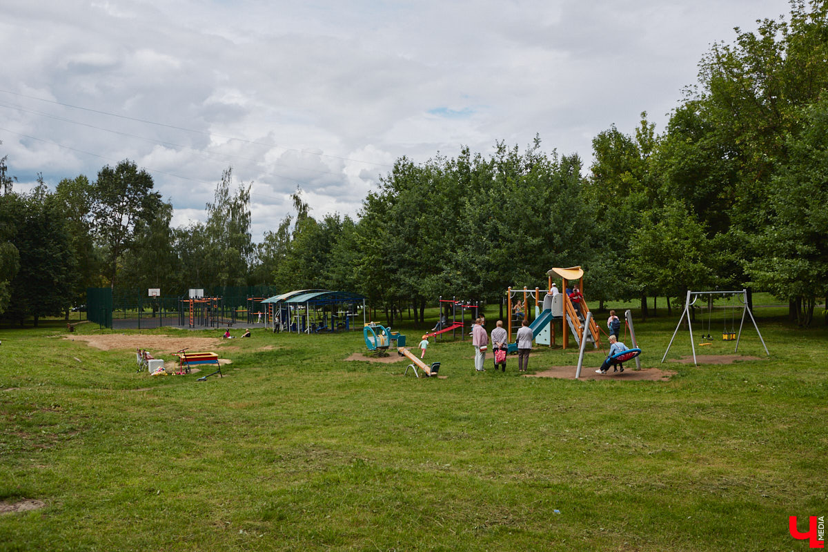 Бульвар Художника Иванова таит в себе много загадок. Это не просто широкая аллея, а большая территория в Ленинском районе, расположенная от «Пекинки» до площади Адмирала Лазарева. Тут бульвар и улица в одном лице. Причем улица без домов. Главное ее назначение — осуществление естественной вентиляции города.
