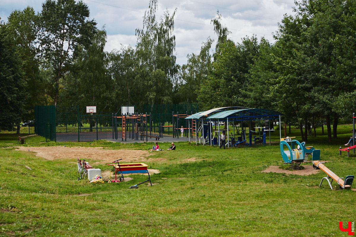 Бульвар Художника Иванова таит в себе много загадок. Это не просто широкая аллея, а большая территория в Ленинском районе, расположенная от «Пекинки» до площади Адмирала Лазарева. Тут бульвар и улица в одном лице. Причем улица без домов. Главное ее назначение — осуществление естественной вентиляции города.