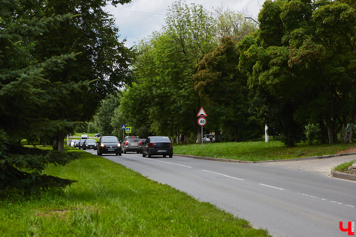 Бульвар Художника Иванова таит в себе много загадок. Это не просто широкая аллея, а большая территория в Ленинском районе, расположенная от «Пекинки» до площади Адмирала Лазарева. Тут бульвар и улица в одном лице. Причем улица без домов. Главное ее назначение — осуществление естественной вентиляции города.