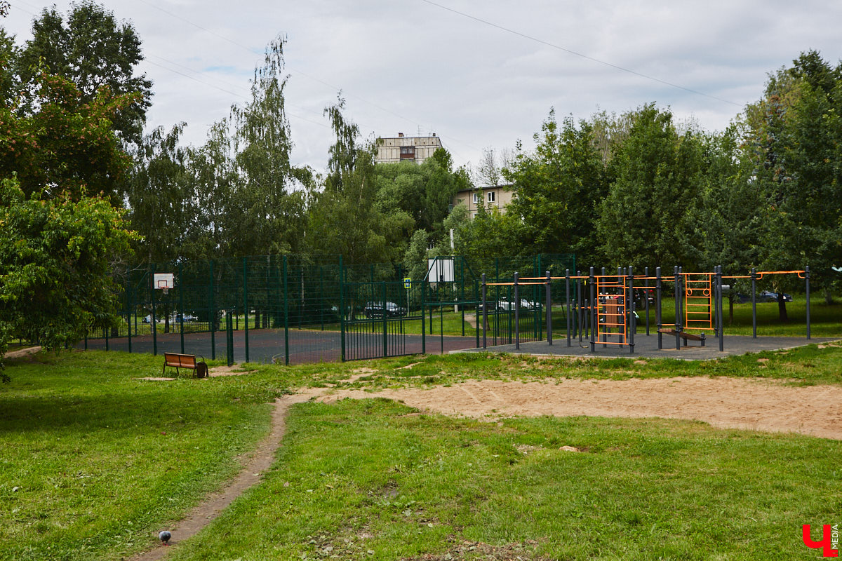 Бульвар Художника Иванова таит в себе много загадок. Это не просто широкая аллея, а большая территория в Ленинском районе, расположенная от «Пекинки» до площади Адмирала Лазарева. Тут бульвар и улица в одном лице. Причем улица без домов. Главное ее назначение — осуществление естественной вентиляции города.