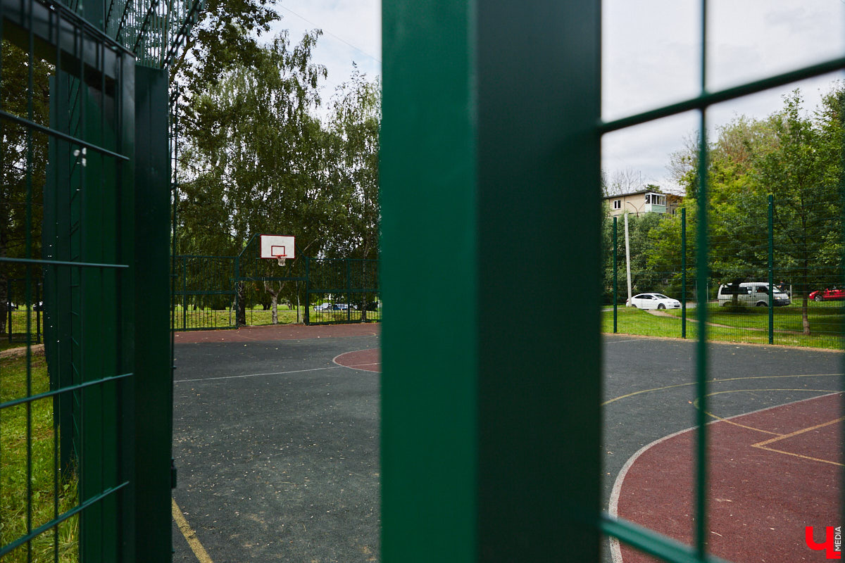 Бульвар Художника Иванова таит в себе много загадок. Это не просто широкая аллея, а большая территория в Ленинском районе, расположенная от «Пекинки» до площади Адмирала Лазарева. Тут бульвар и улица в одном лице. Причем улица без домов. Главное ее назначение — осуществление естественной вентиляции города.