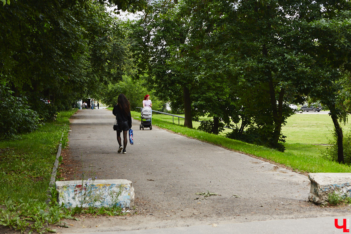 Бульвар Художника Иванова таит в себе много загадок. Это не просто широкая аллея, а большая территория в Ленинском районе, расположенная от «Пекинки» до площади Адмирала Лазарева. Тут бульвар и улица в одном лице. Причем улица без домов. Главное ее назначение — осуществление естественной вентиляции города.