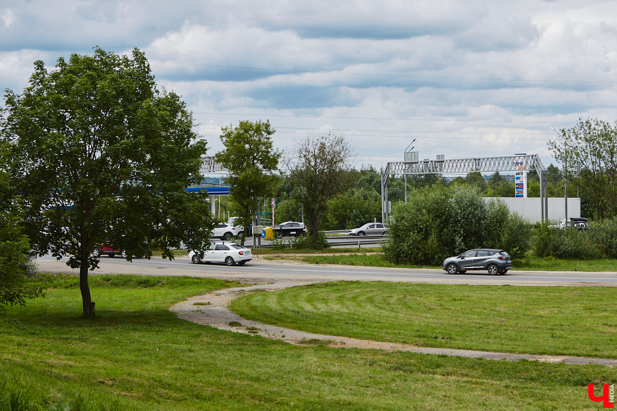 Бульвар Художника Иванова таит в себе много загадок. Это не просто широкая аллея, а большая территория в Ленинском районе, расположенная от «Пекинки» до площади Адмирала Лазарева. Тут бульвар и улица в одном лице. Причем улица без домов. Главное ее назначение — осуществление естественной вентиляции города.