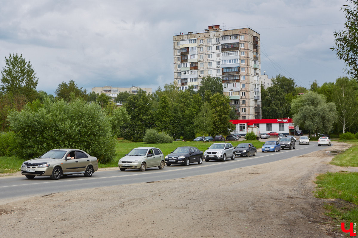 Бульвар Художника Иванова таит в себе много загадок. Это не просто широкая аллея, а большая территория в Ленинском районе, расположенная от «Пекинки» до площади Адмирала Лазарева. Тут бульвар и улица в одном лице. Причем улица без домов. Главное ее назначение — осуществление естественной вентиляции города.