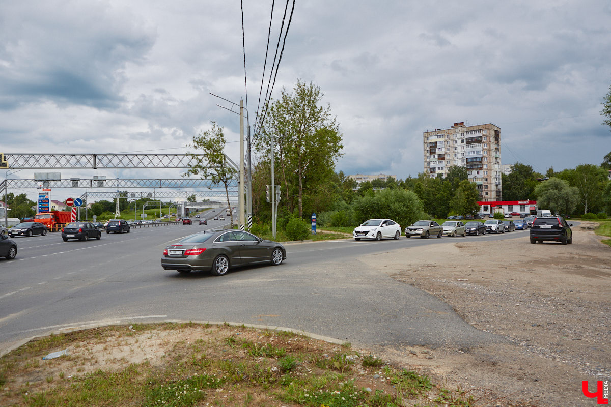 Бульвар Художника Иванова таит в себе много загадок. Это не просто широкая аллея, а большая территория в Ленинском районе, расположенная от «Пекинки» до площади Адмирала Лазарева. Тут бульвар и улица в одном лице. Причем улица без домов. Главное ее назначение — осуществление естественной вентиляции города.