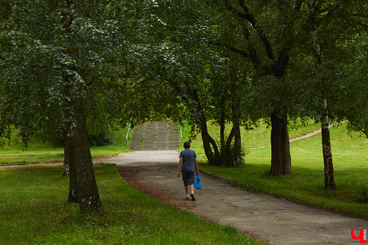 Бульвар Художника Иванова таит в себе много загадок. Это не просто широкая аллея, а большая территория в Ленинском районе, расположенная от «Пекинки» до площади Адмирала Лазарева. Тут бульвар и улица в одном лице. Причем улица без домов. Главное ее назначение — осуществление естественной вентиляции города.