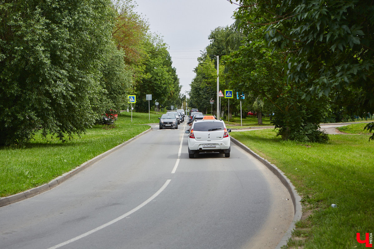 Бульвар Художника Иванова таит в себе много загадок. Это не просто широкая аллея, а большая территория в Ленинском районе, расположенная от «Пекинки» до площади Адмирала Лазарева. Тут бульвар и улица в одном лице. Причем улица без домов. Главное ее назначение — осуществление естественной вентиляции города.