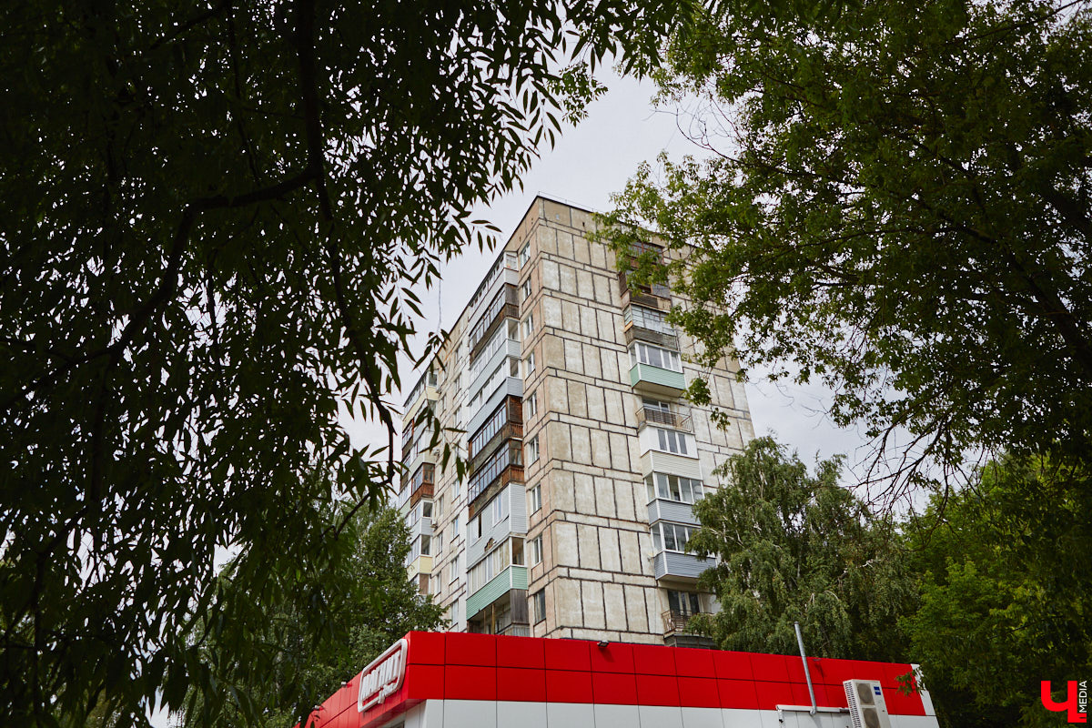 Бульвар Художника Иванова таит в себе много загадок. Это не просто широкая аллея, а большая территория в Ленинском районе, расположенная от «Пекинки» до площади Адмирала Лазарева. Тут бульвар и улица в одном лице. Причем улица без домов. Главное ее назначение — осуществление естественной вентиляции города.