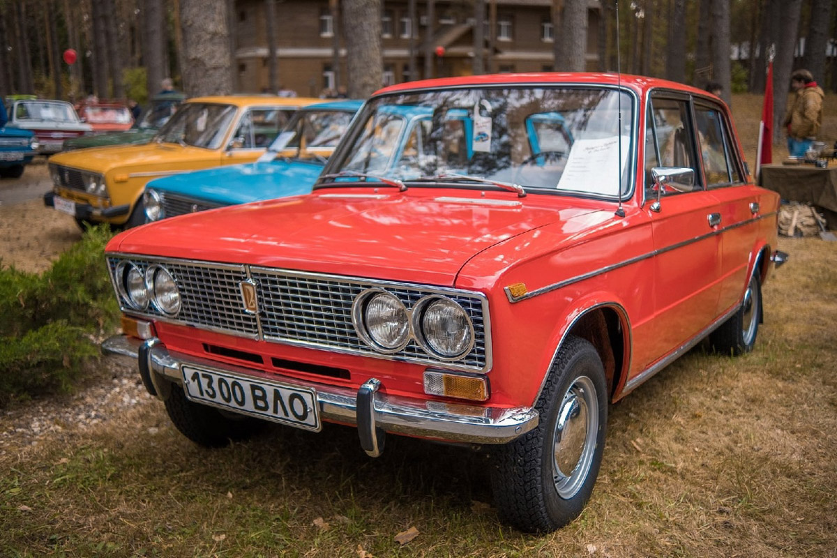 В нулевых у родителей Игоря Морозова была советская «тройка». Будучи тогда маленьким мальчиком, он хорошо запомнил те красные «Жигули». Потом машину продали, но спустя долгий срок она чудом вернулась в семью и даже получила имя. А вместе с ним и новую жизнь. На преображение своей «Танюши» владимирец потратил 10 лет и около миллиона рублей.