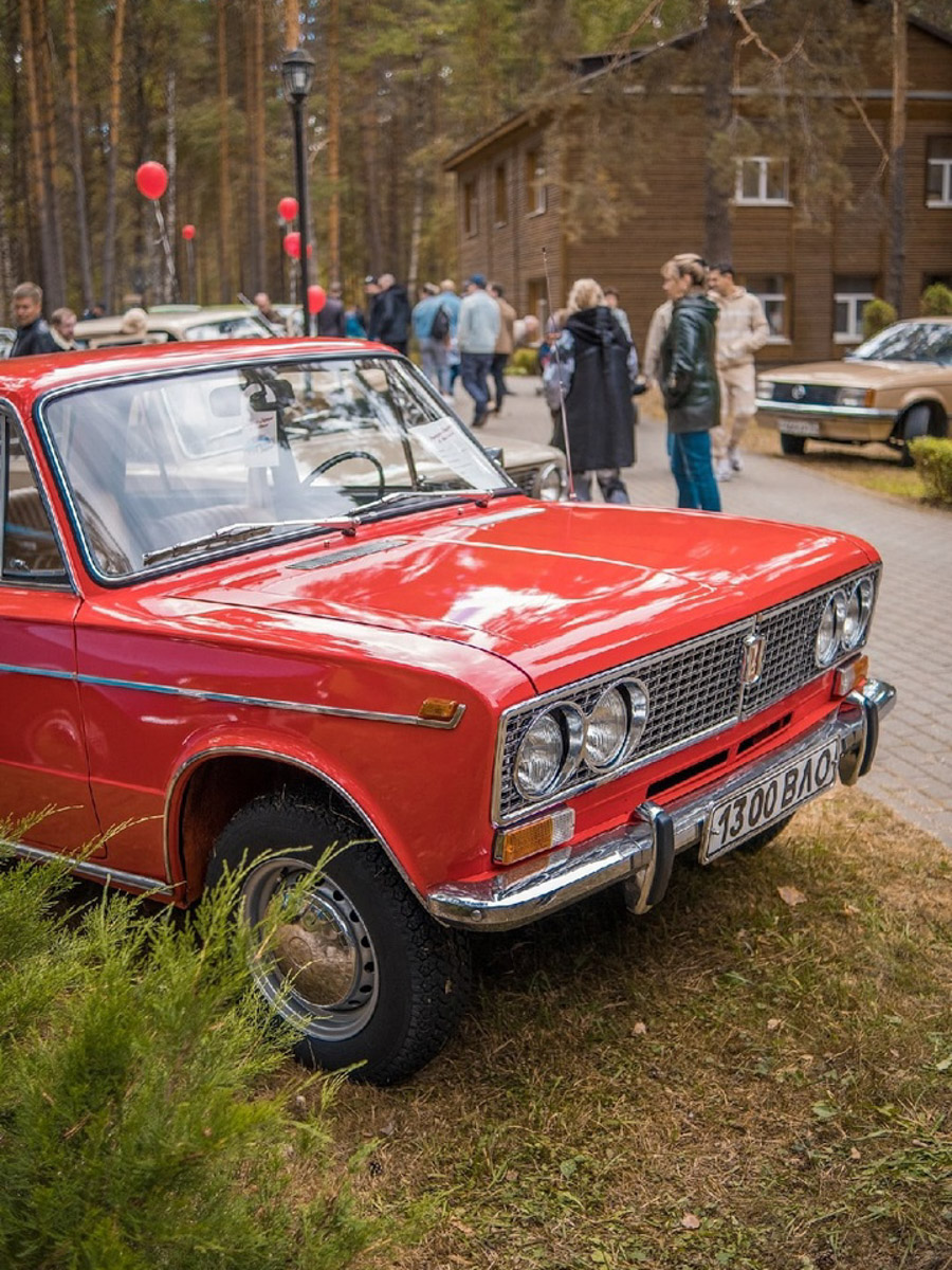 В нулевых у родителей Игоря Морозова была советская «тройка». Будучи тогда маленьким мальчиком, он хорошо запомнил те красные «Жигули». Потом машину продали, но спустя долгий срок она чудом вернулась в семью и даже получила имя. А вместе с ним и новую жизнь. На преображение своей «Танюши» владимирец потратил 10 лет и около миллиона рублей.