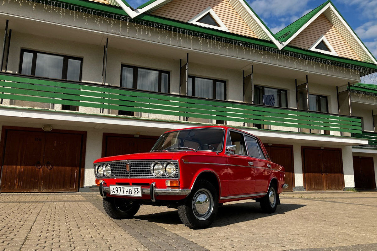 В нулевых у родителей Игоря Морозова была советская «тройка». Будучи тогда маленьким мальчиком, он хорошо запомнил те красные «Жигули». Потом машину продали, но спустя долгий срок она чудом вернулась в семью и даже получила имя. А вместе с ним и новую жизнь. На преображение своей «Танюши» владимирец потратил 10 лет и около миллиона рублей.