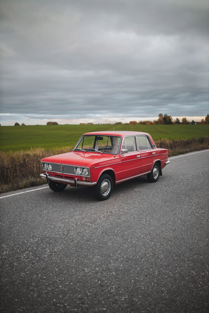 В нулевых у родителей Игоря Морозова была советская «тройка». Будучи тогда маленьким мальчиком, он хорошо запомнил те красные «Жигули». Потом машину продали, но спустя долгий срок она чудом вернулась в семью и даже получила имя. А вместе с ним и новую жизнь. На преображение своей «Танюши» владимирец потратил 10 лет и около миллиона рублей.