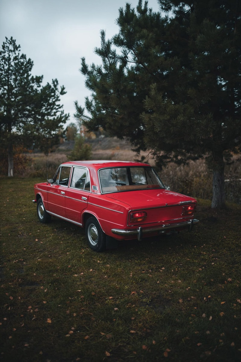 В нулевых у родителей Игоря Морозова была советская «тройка». Будучи тогда маленьким мальчиком, он хорошо запомнил те красные «Жигули». Потом машину продали, но спустя долгий срок она чудом вернулась в семью и даже получила имя. А вместе с ним и новую жизнь. На преображение своей «Танюши» владимирец потратил 10 лет и около миллиона рублей.