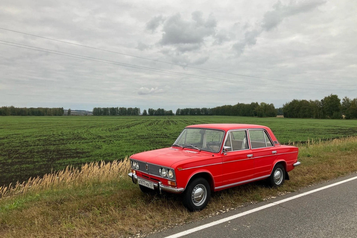 В нулевых у родителей Игоря Морозова была советская «тройка». Будучи тогда маленьким мальчиком, он хорошо запомнил те красные «Жигули». Потом машину продали, но спустя долгий срок она чудом вернулась в семью и даже получила имя. А вместе с ним и новую жизнь. На преображение своей «Танюши» владимирец потратил 10 лет и около миллиона рублей.
