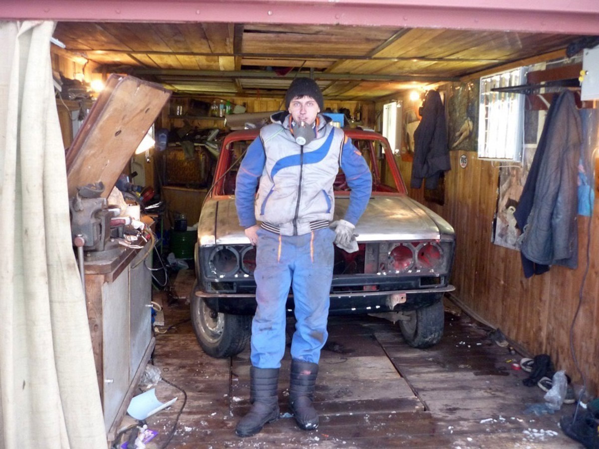 В нулевых у родителей Игоря Морозова была советская «тройка». Будучи тогда маленьким мальчиком, он хорошо запомнил те красные «Жигули». Потом машину продали, но спустя долгий срок она чудом вернулась в семью и даже получила имя. А вместе с ним и новую жизнь. На преображение своей «Танюши» владимирец потратил 10 лет и около миллиона рублей.