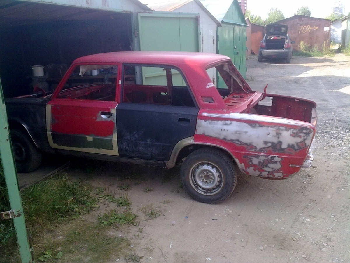 В нулевых у родителей Игоря Морозова была советская «тройка». Будучи тогда маленьким мальчиком, он хорошо запомнил те красные «Жигули». Потом машину продали, но спустя долгий срок она чудом вернулась в семью и даже получила имя. А вместе с ним и новую жизнь. На преображение своей «Танюши» владимирец потратил 10 лет и около миллиона рублей.