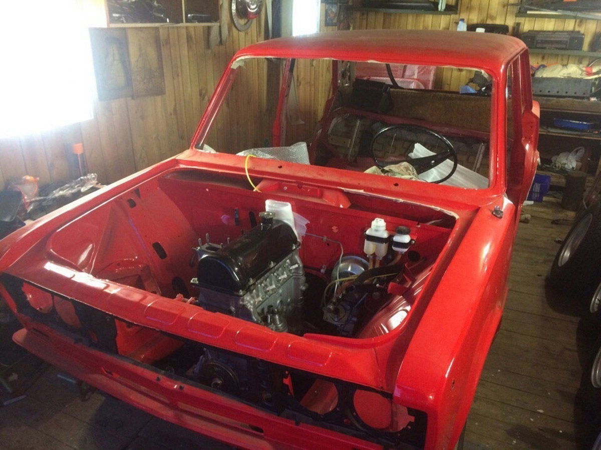 В нулевых у родителей Игоря Морозова была советская «тройка». Будучи тогда маленьким мальчиком, он хорошо запомнил те красные «Жигули». Потом машину продали, но спустя долгий срок она чудом вернулась в семью и даже получила имя. А вместе с ним и новую жизнь. На преображение своей «Танюши» владимирец потратил 10 лет и около миллиона рублей.