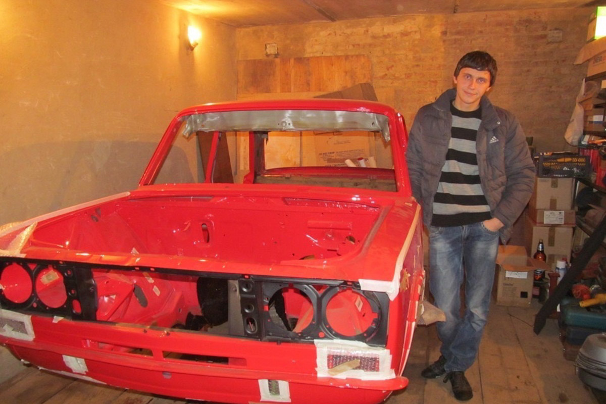 В нулевых у родителей Игоря Морозова была советская «тройка». Будучи тогда маленьким мальчиком, он хорошо запомнил те красные «Жигули». Потом машину продали, но спустя долгий срок она чудом вернулась в семью и даже получила имя. А вместе с ним и новую жизнь. На преображение своей «Танюши» владимирец потратил 10 лет и около миллиона рублей.