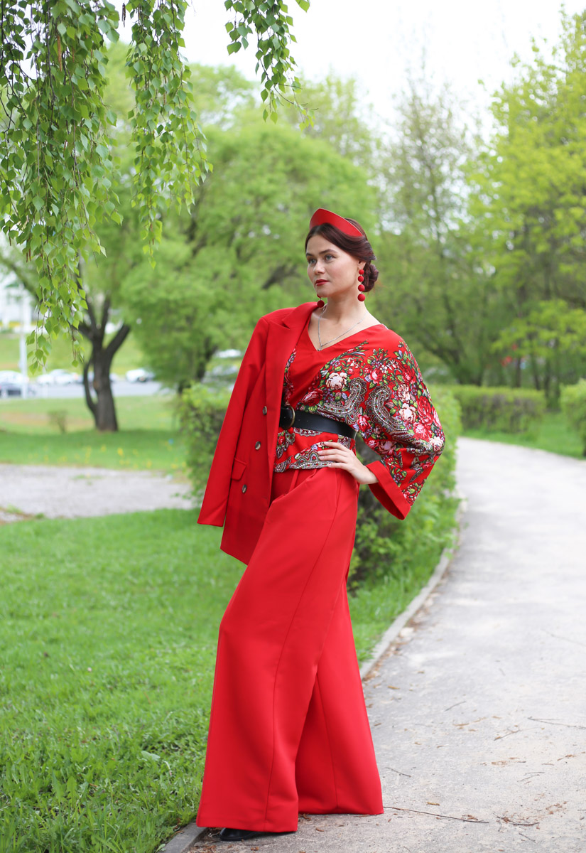 Владимирский этноспикер Таис Карелина запустила новый авторский проект «Царевна». Его суть очень проста. Специалист по русским национальным костюмам решила фотографироваться на фоне местных достопримечательностей в разных образах, которые словно подчеркивают особенности памятников архитектуры.