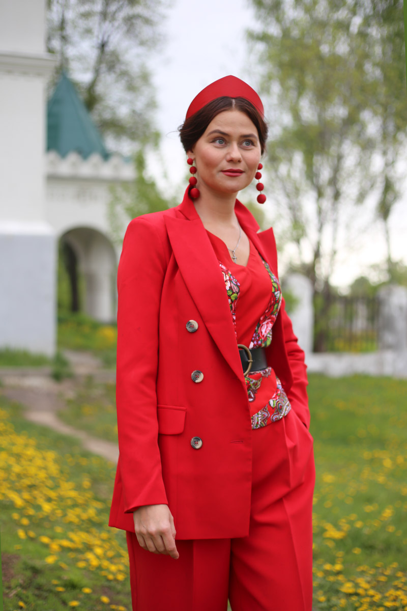 Владимирский этноспикер Таис Карелина запустила новый авторский проект «Царевна». Его суть очень проста. Специалист по русским национальным костюмам решила фотографироваться на фоне местных достопримечательностей в разных образах, которые словно подчеркивают особенности памятников архитектуры.