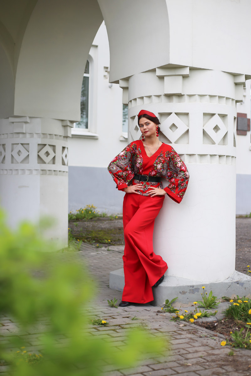 Владимирский этноспикер Таис Карелина запустила новый авторский проект «Царевна». Его суть очень проста. Специалист по русским национальным костюмам решила фотографироваться на фоне местных достопримечательностей в разных образах, которые словно подчеркивают особенности памятников архитектуры.